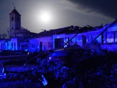 一场龙卷风袭击了捷克共和国南摩拉维亚霍多宁区莫拉夫斯卡Nova Ves村，房屋被毁。(Vaclav Salek/CTK通过美联社)
