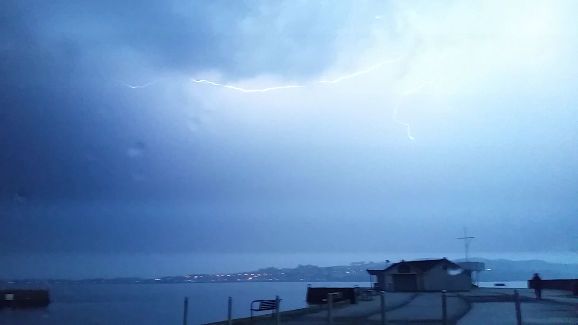 Dramatic night in Dundee as early hours lightning storm strikes
