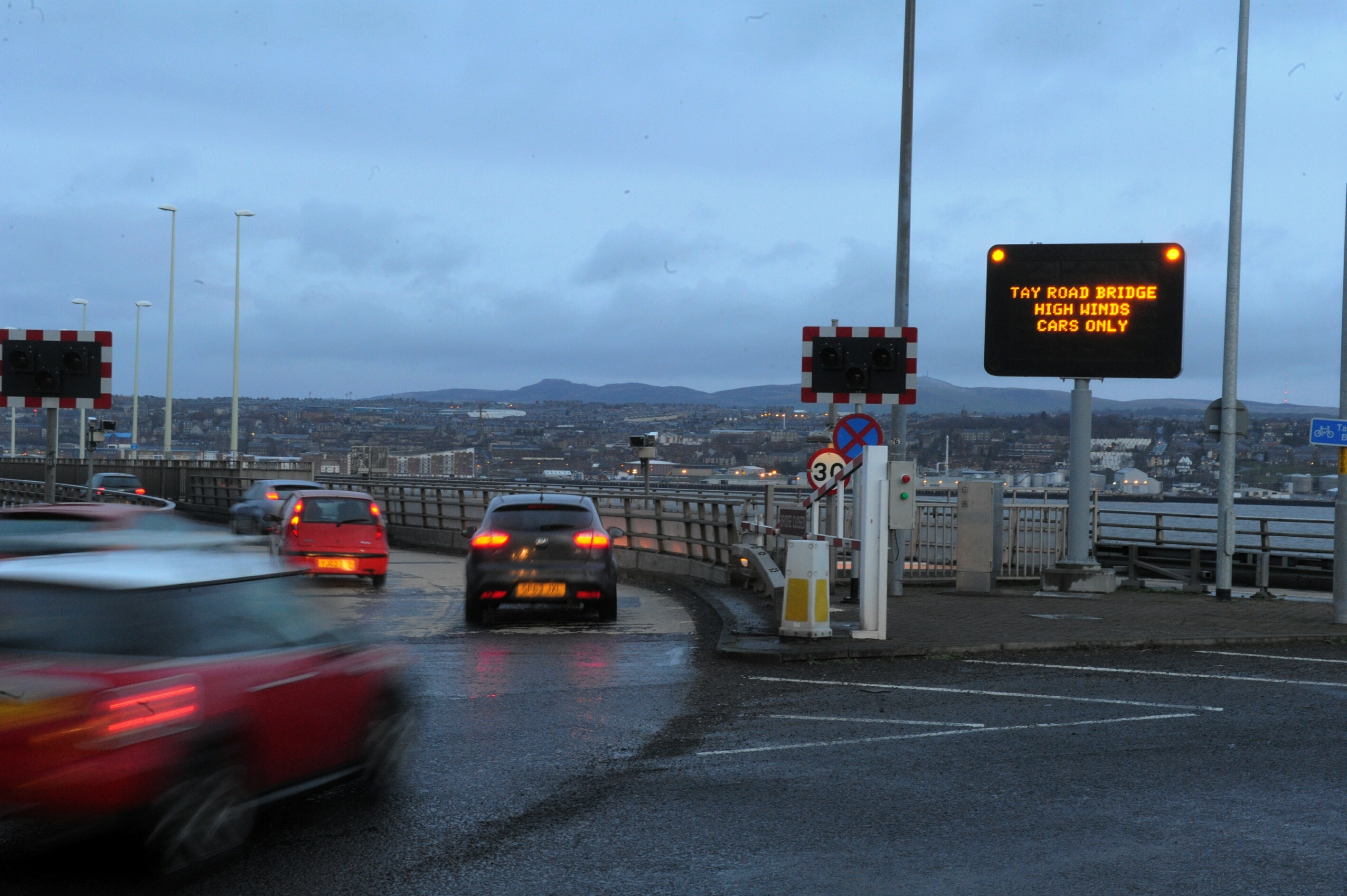 Tay Road Bridge closed to highsided vehicles amid strong winds