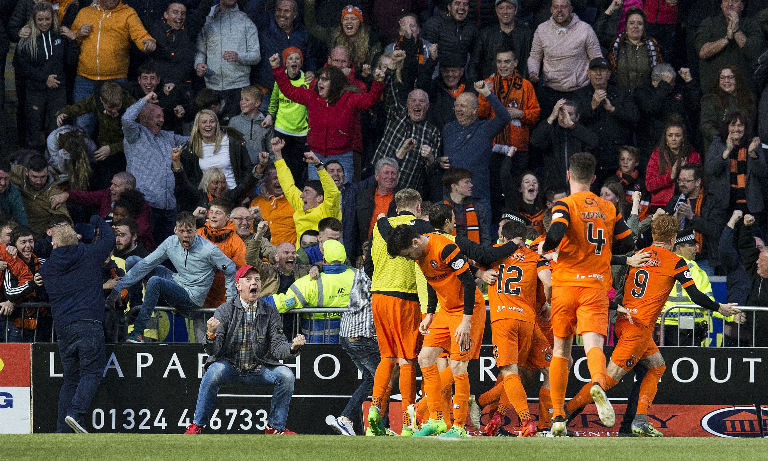 Dundee United players and fans celebrate following Simon Murray's equaliser