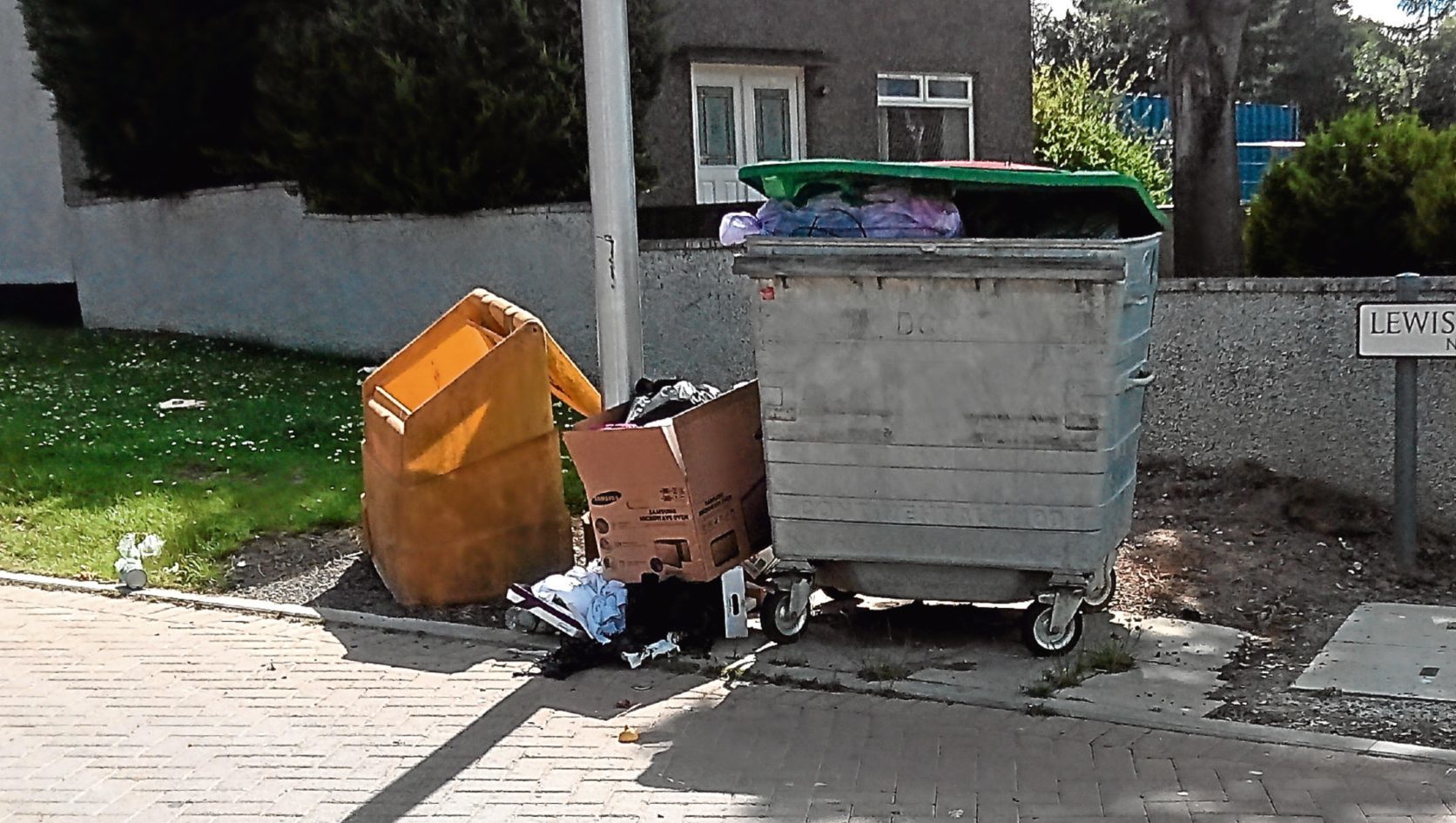 Overflowing bins in Dundee street a ‘disgusting mess’ as locals forced