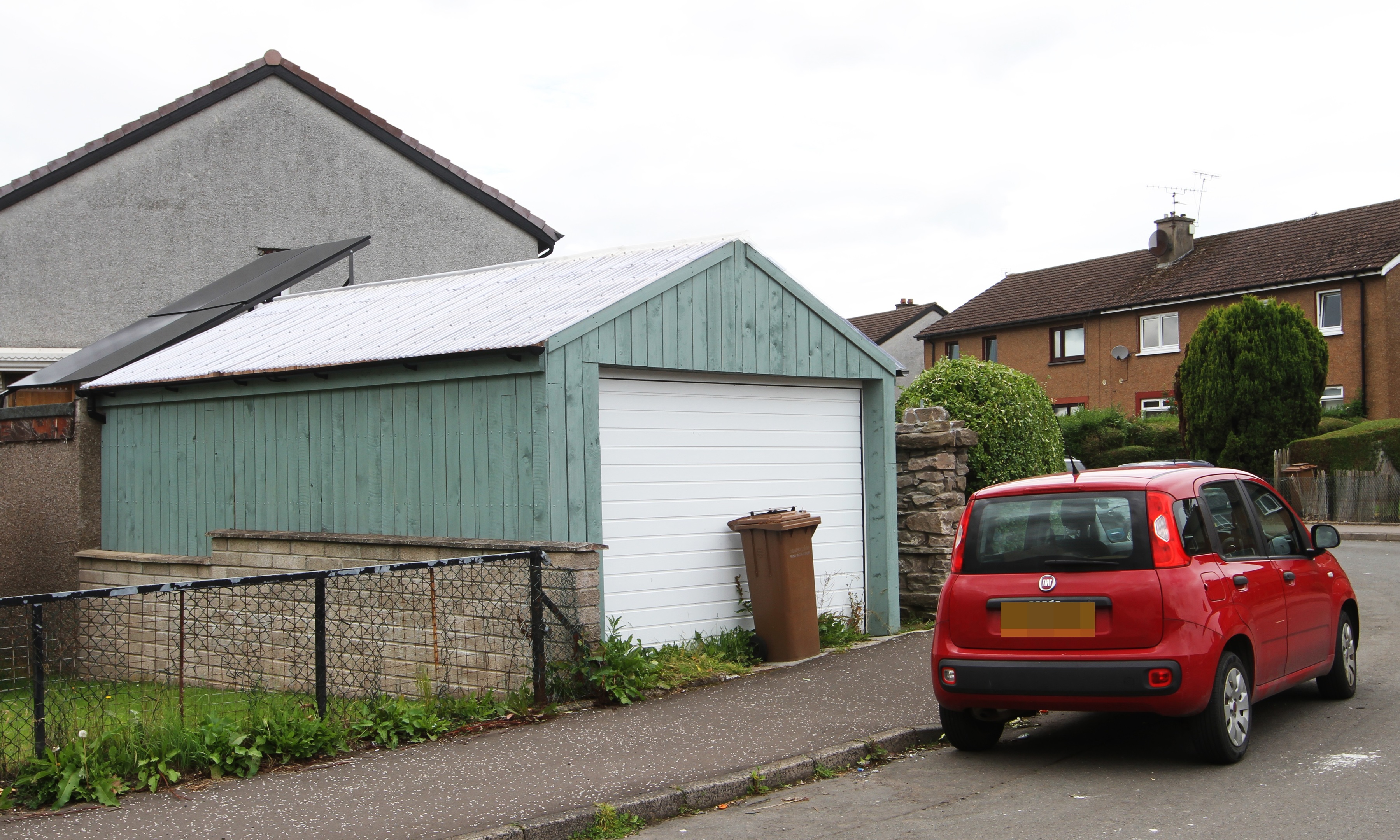 Battle over ‘eyesore’ Dundee garage erected without planning permission