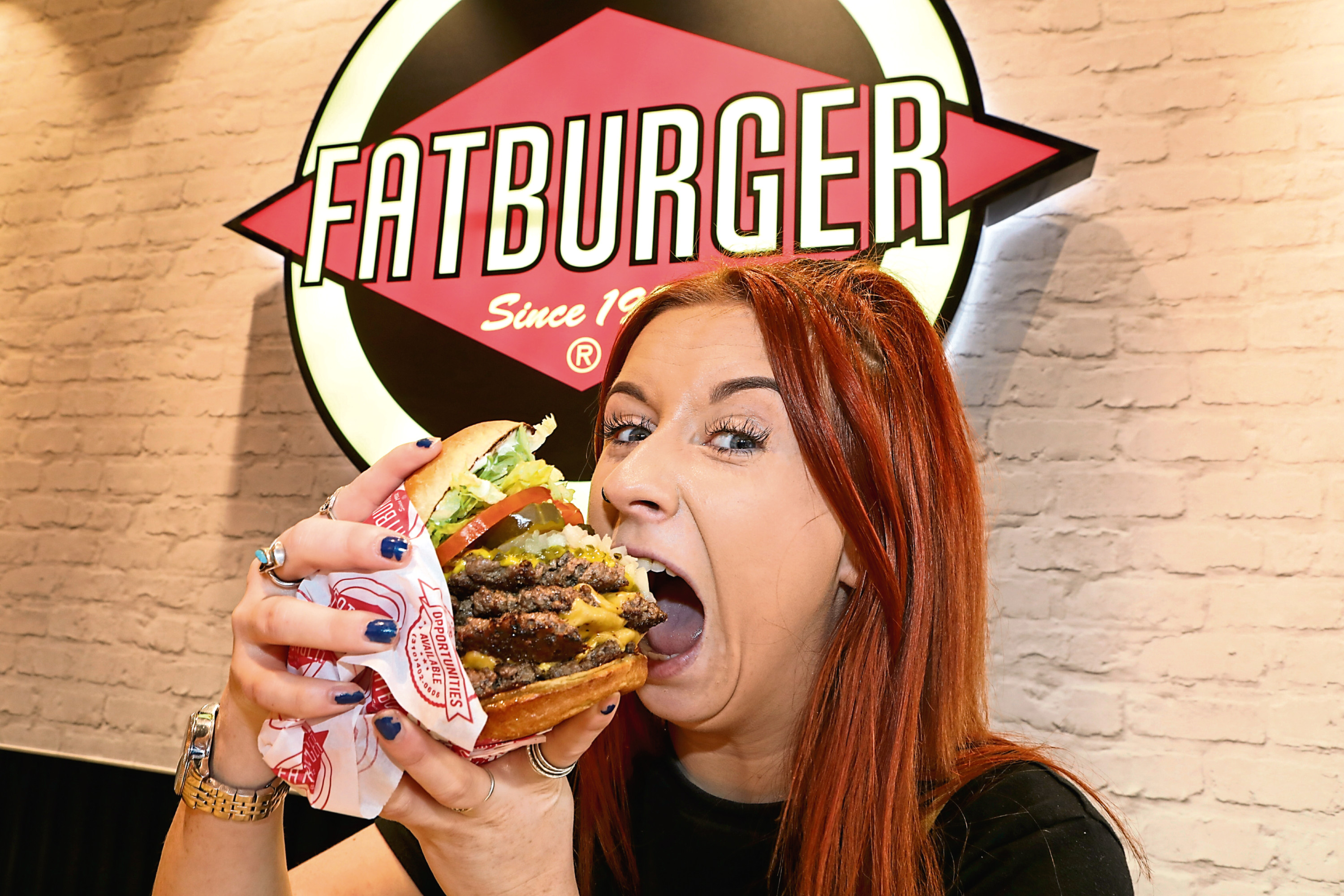 Video Tele Reporter Amy Attempts Infamous Quadruple Fatburger Challenge At New Dundee 8269