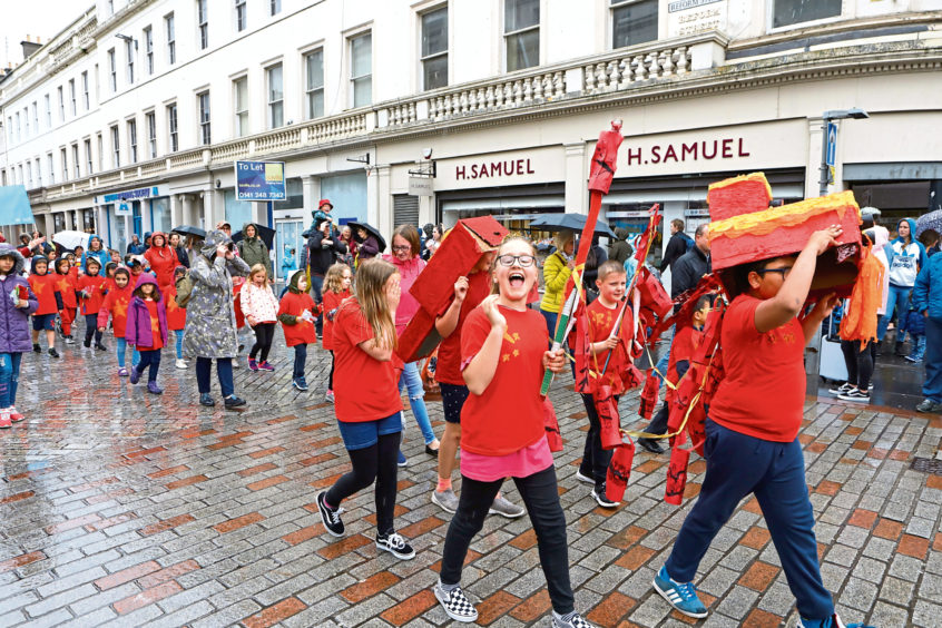PICTURES Hundreds turn out to enjoy Dundee Design Parade Evening
