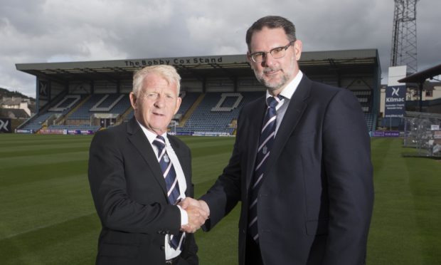 Gordon Strachan alongside Dundee chief John Nelms