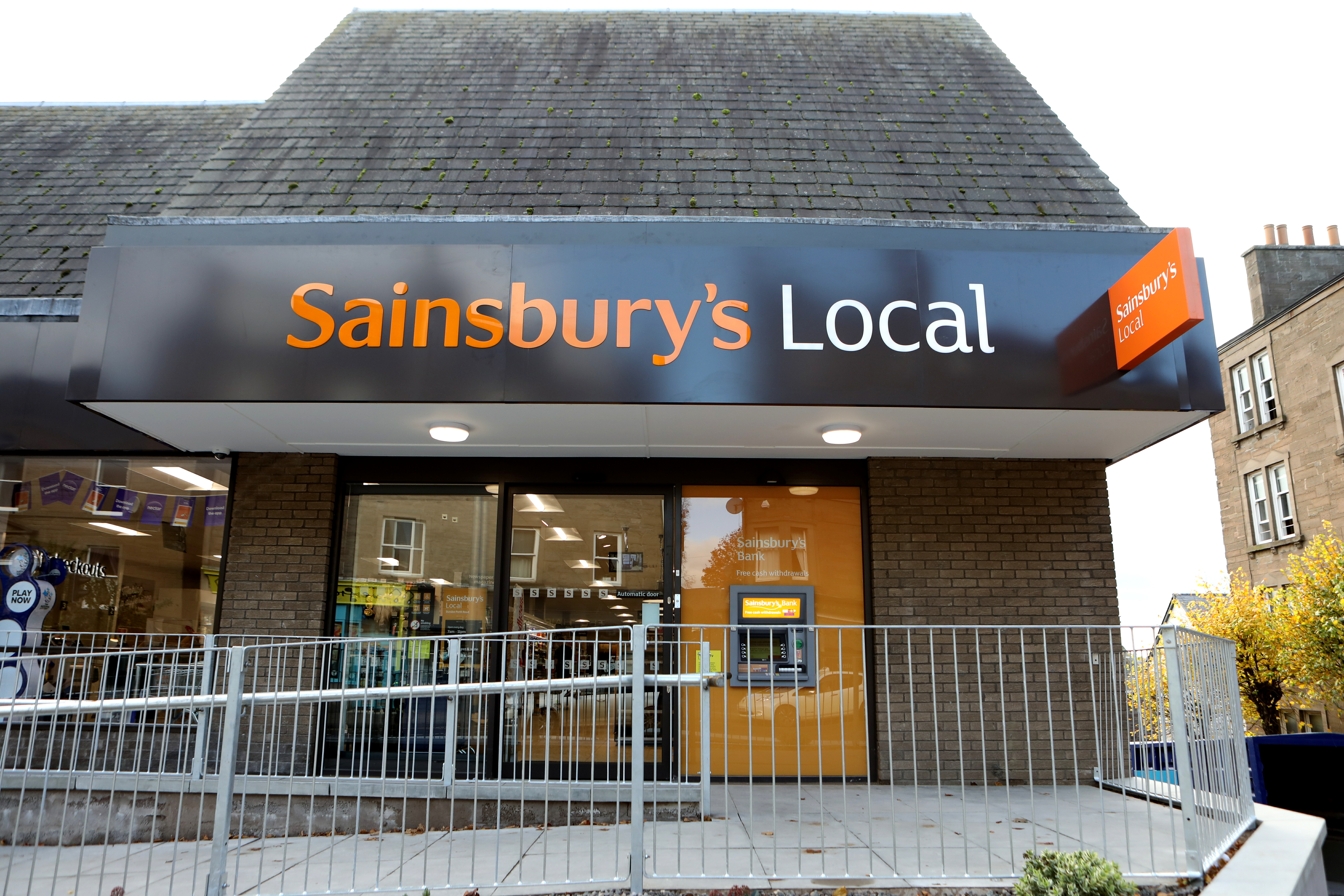 Sainsbury's Local on Perth Road opens its doors to the public - Evening