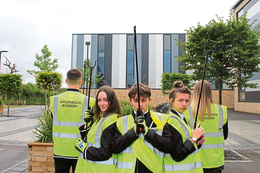 School pupils in Dundee team up to make community a greener place Evening Telegraph