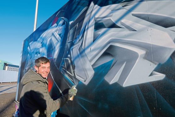 Paco Graff carrying out some previous work near to Slessor Gardens. Photo by Dougie Nicolson/DCT Media.