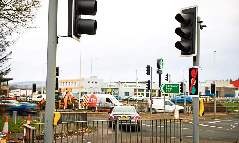Chaos at Dundee roundabout as gas workers disconnect traffic lights ‘as