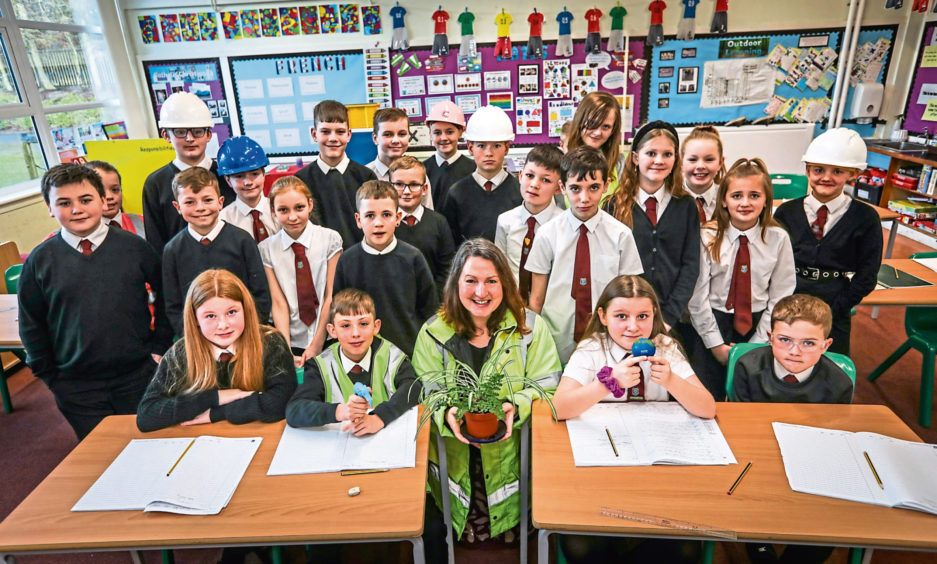 TELE TAKEOVER: Scientist speaks to Dundee primary pupils about climate change - Evening Telegraph