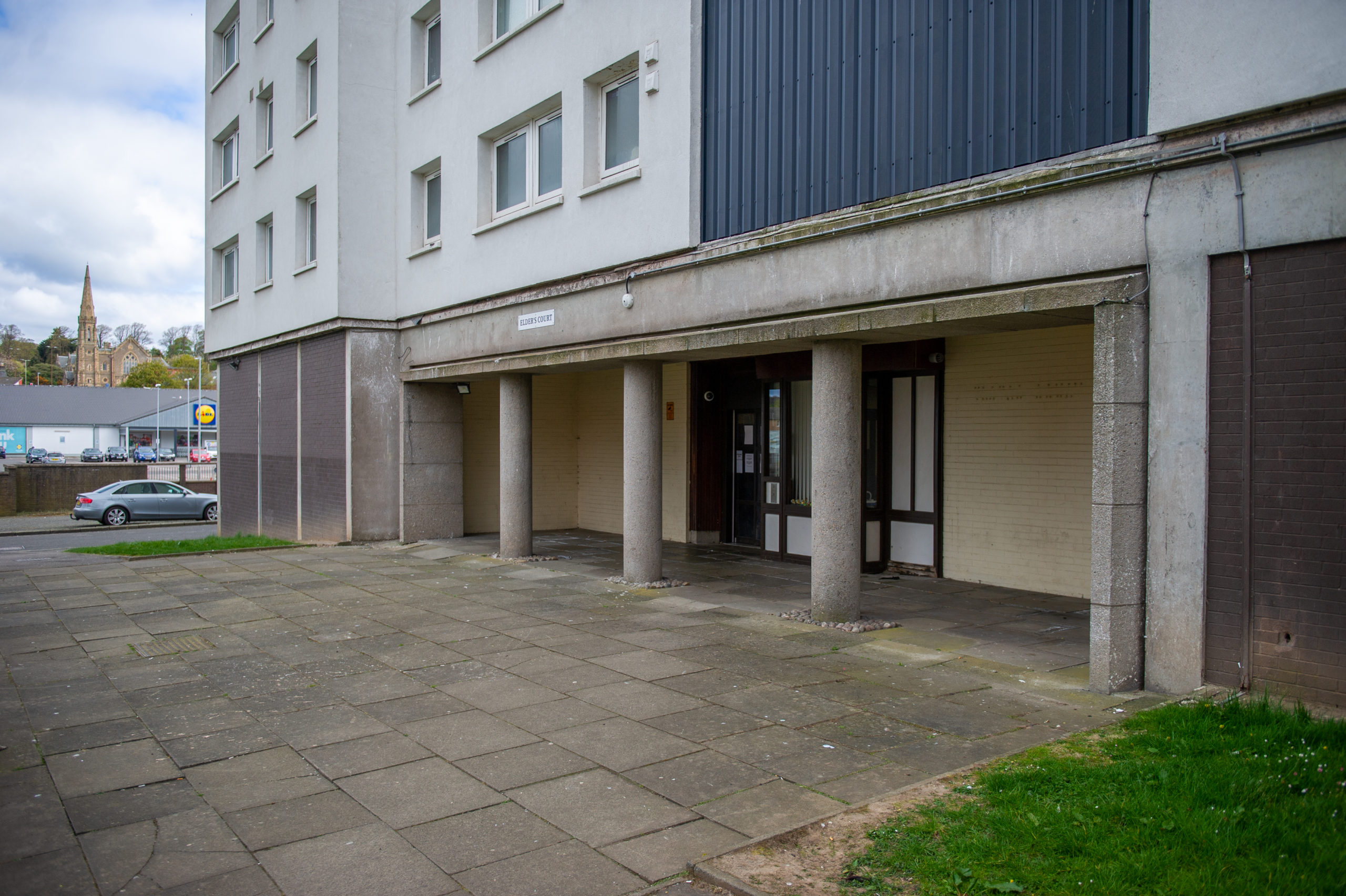Body of a man found in rubbish chute at multi in Dundee Evening Telegraph