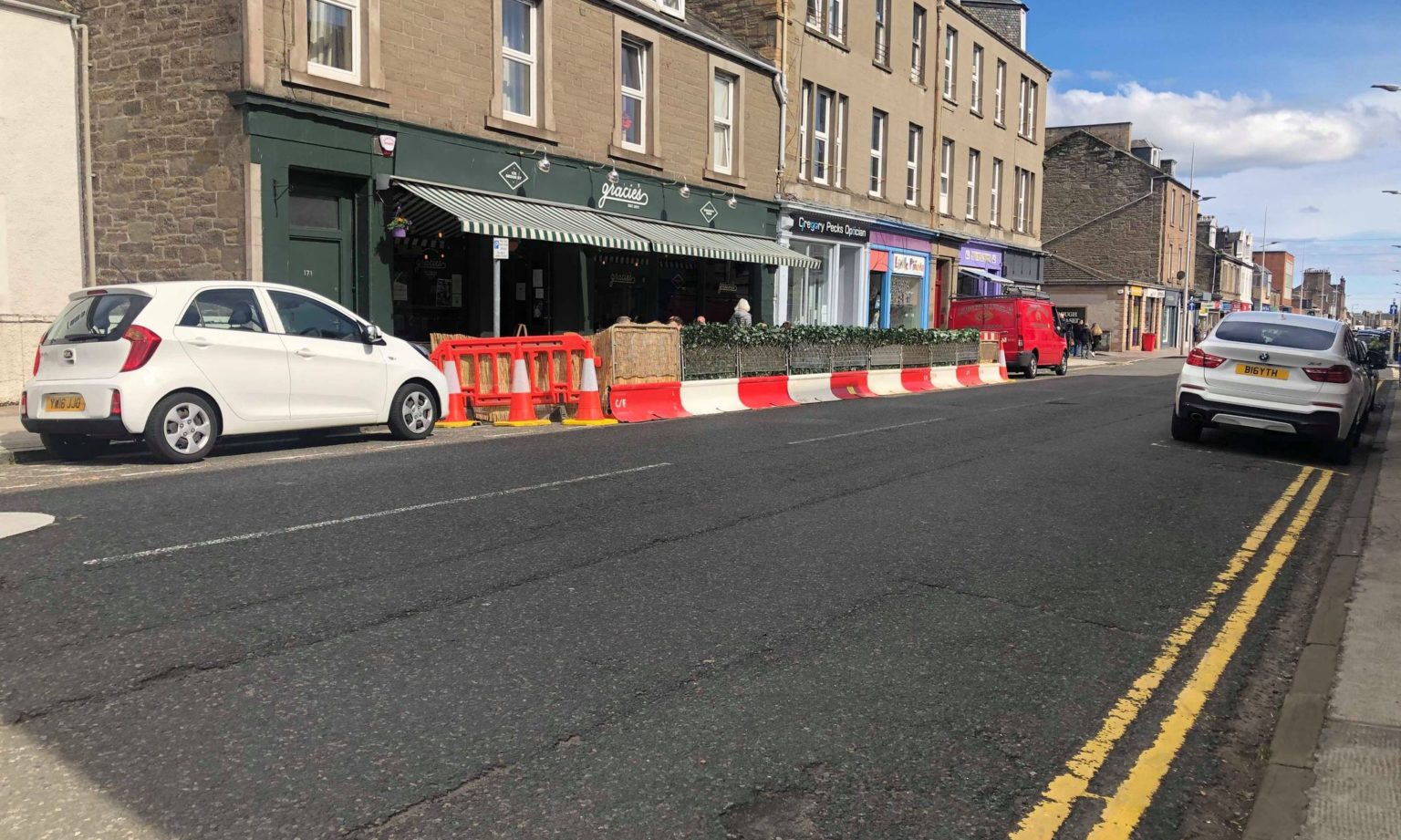 Popular Broughty Ferry eatery defends outdoor seating area after one