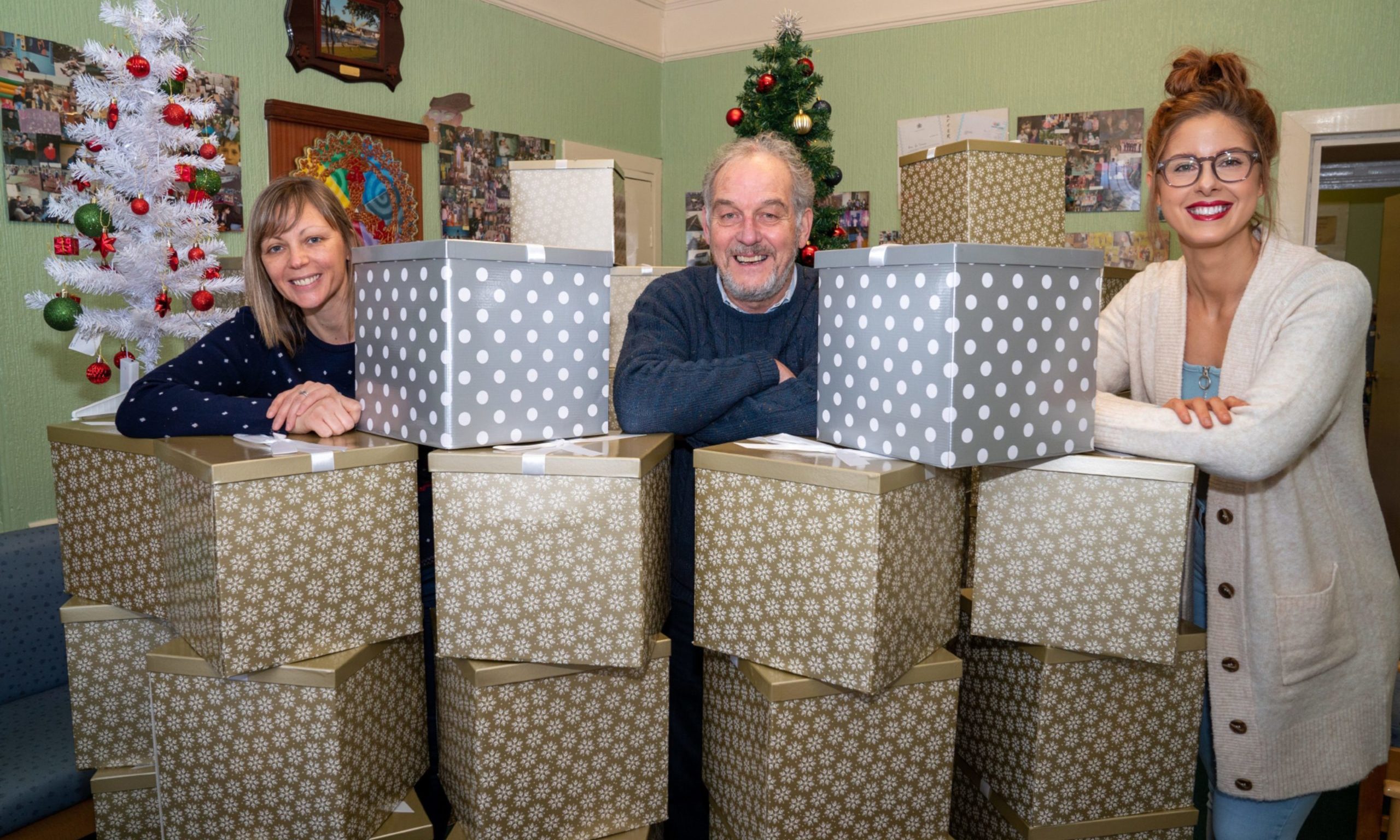 Grey Lodge settlement deliver Christmas gifts to older people in Dundee - Vimarsana News