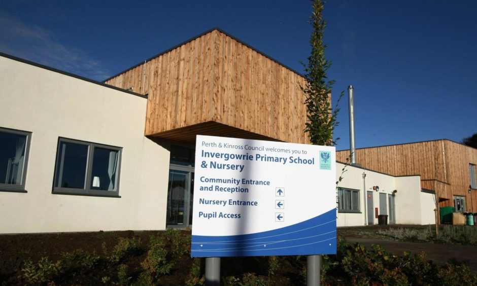 Dundee City Council chiefs have recommended proposals to remove Invergowrie Primary School from the Harris Academy catchment area.