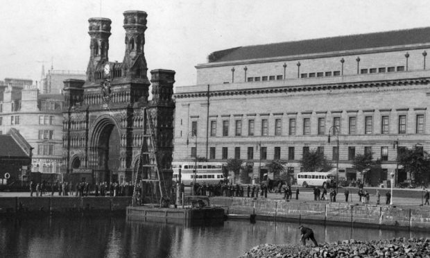 The Royal Arch can be seen alongside the King William IV Dock in 1939.