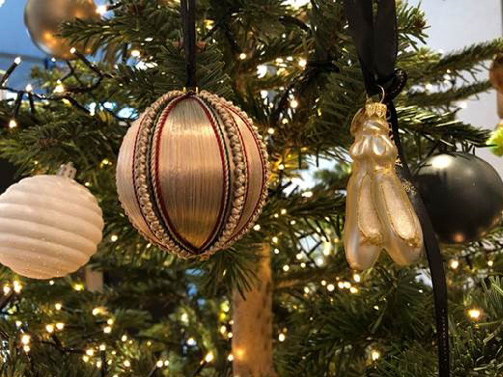 decorate a christmas tree professionally