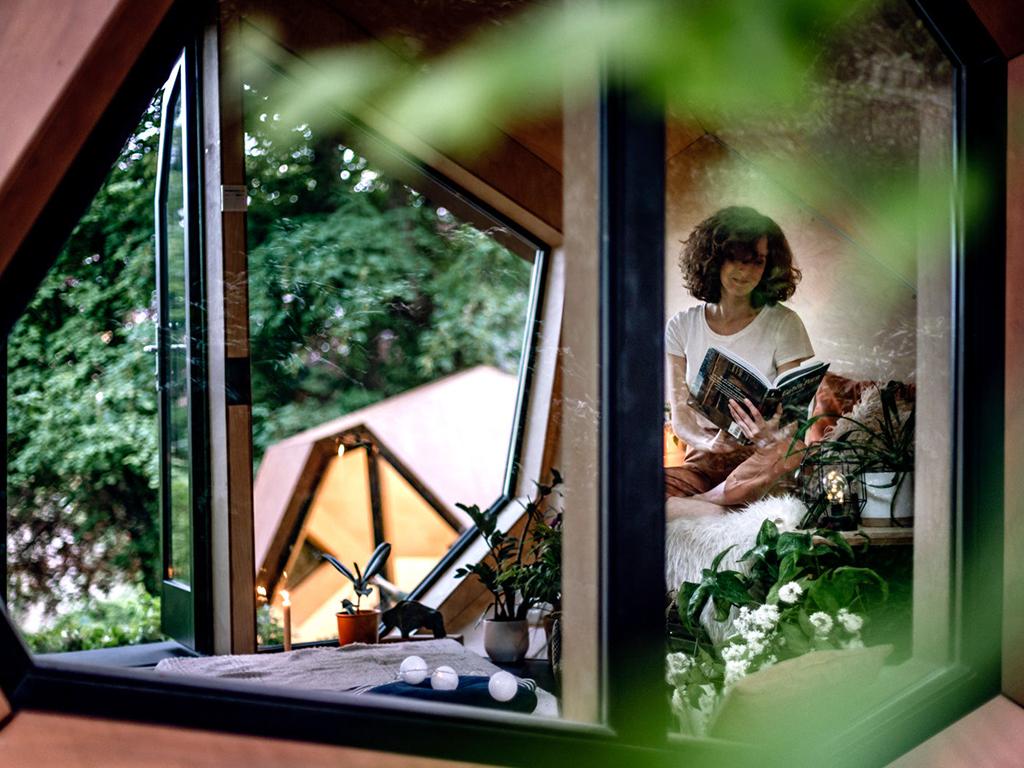 hello wood workstation cabin