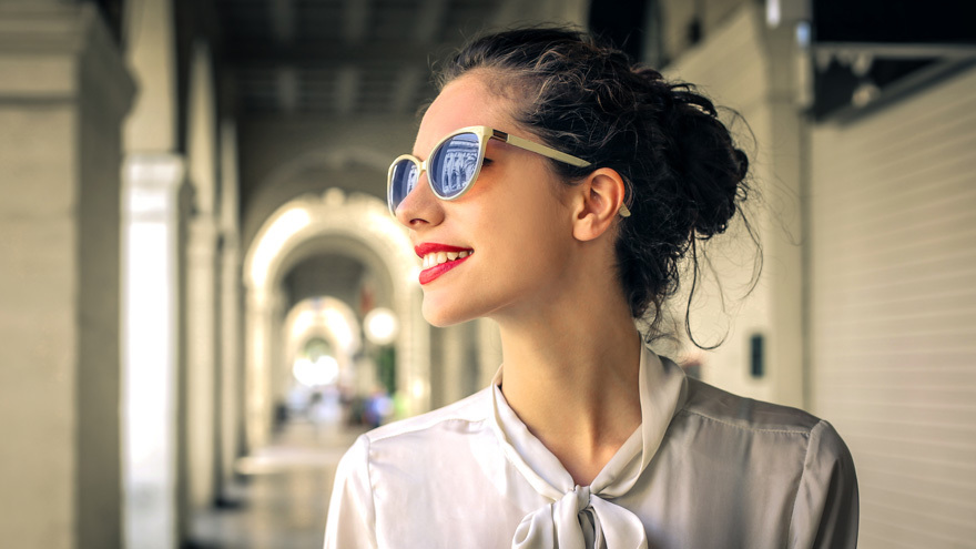 Glam lady in city Pic: Rex/Shutterstock