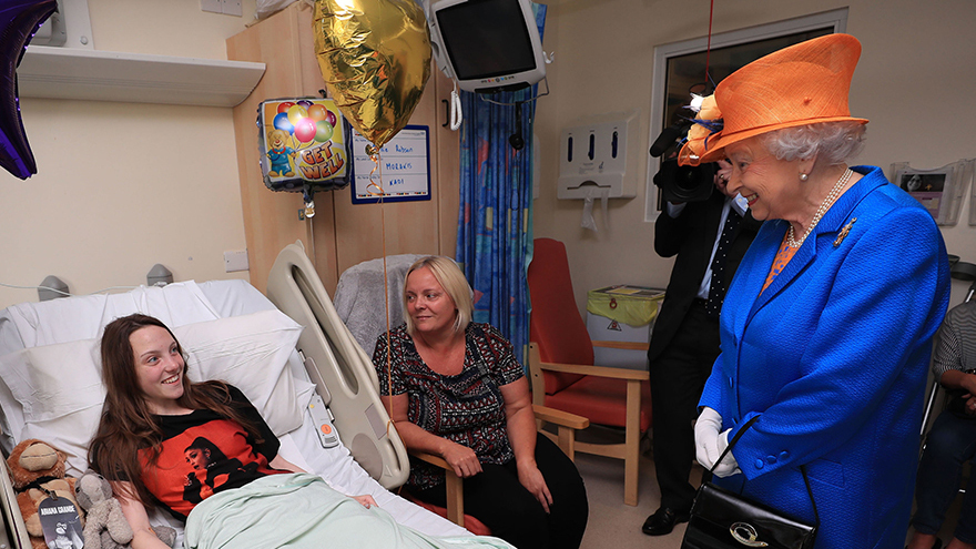 the queen with young victim of manchester bombing