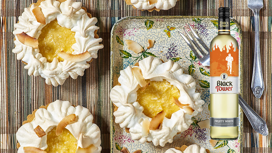 Pineapple and coconut pie with wine