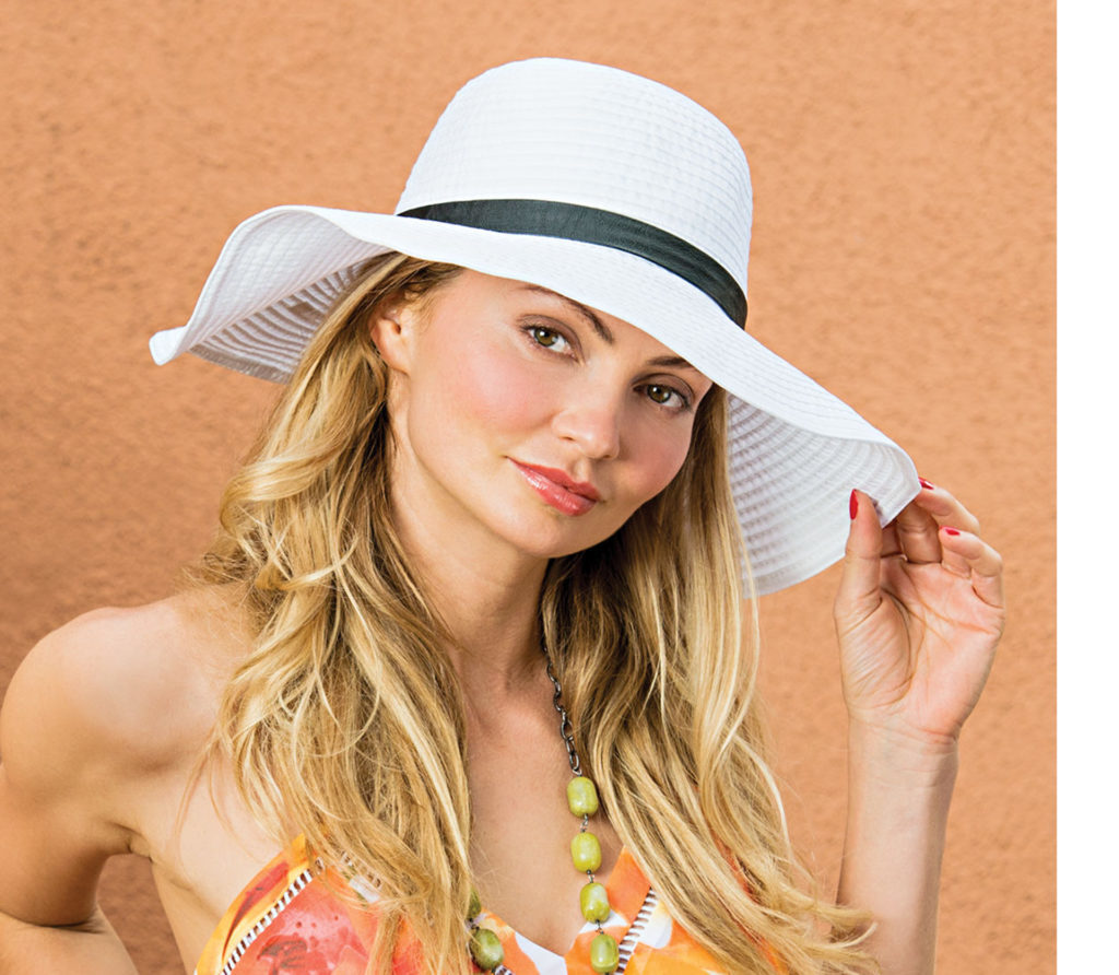 model with sunhat