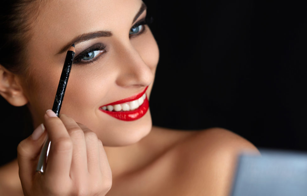 woman pencilling brows