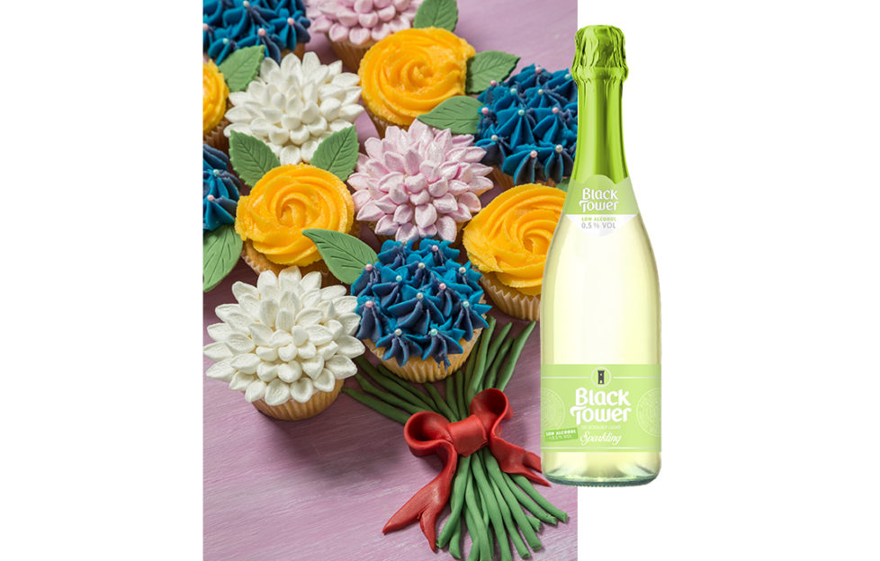 Cupcake bouquet and sparkling wine