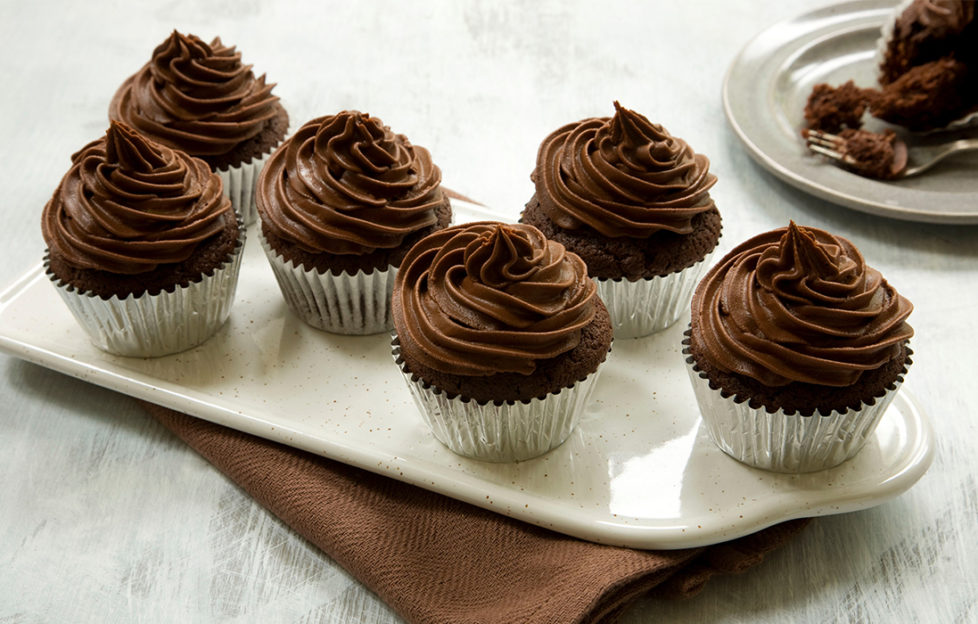 6 chocolate fudge cupcakes for Alzheimers cupcake day on a plate