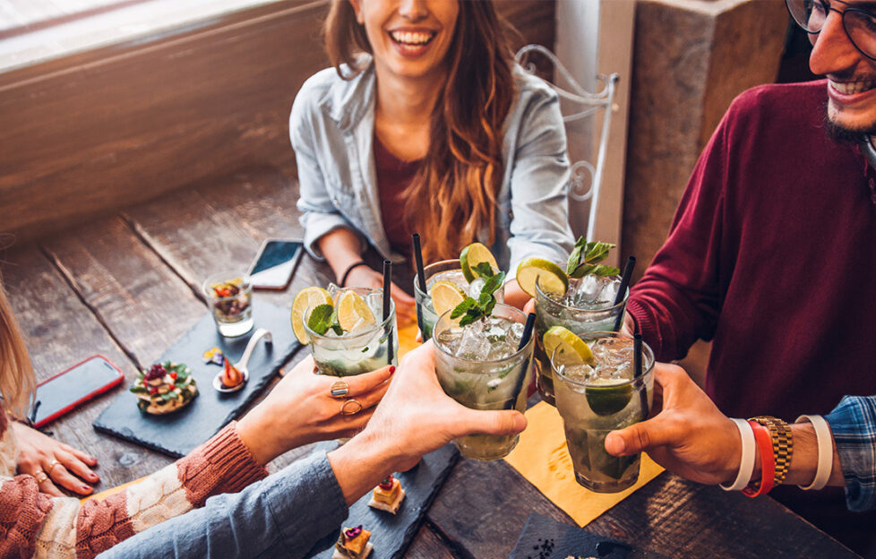 friends drinking mojitos in a bar