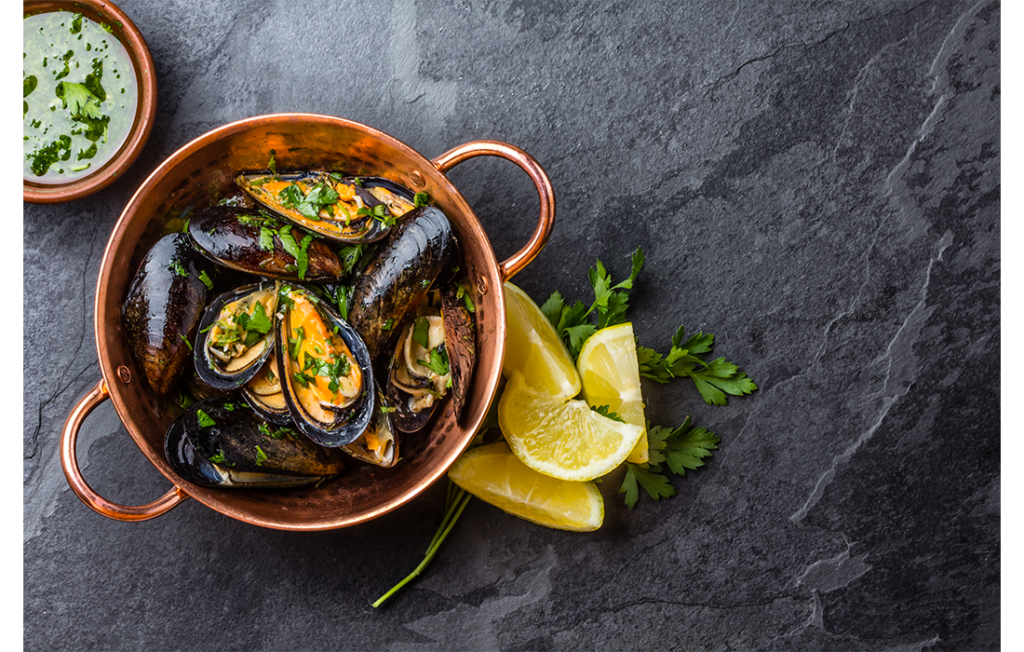 Cooked black muscles and lemon