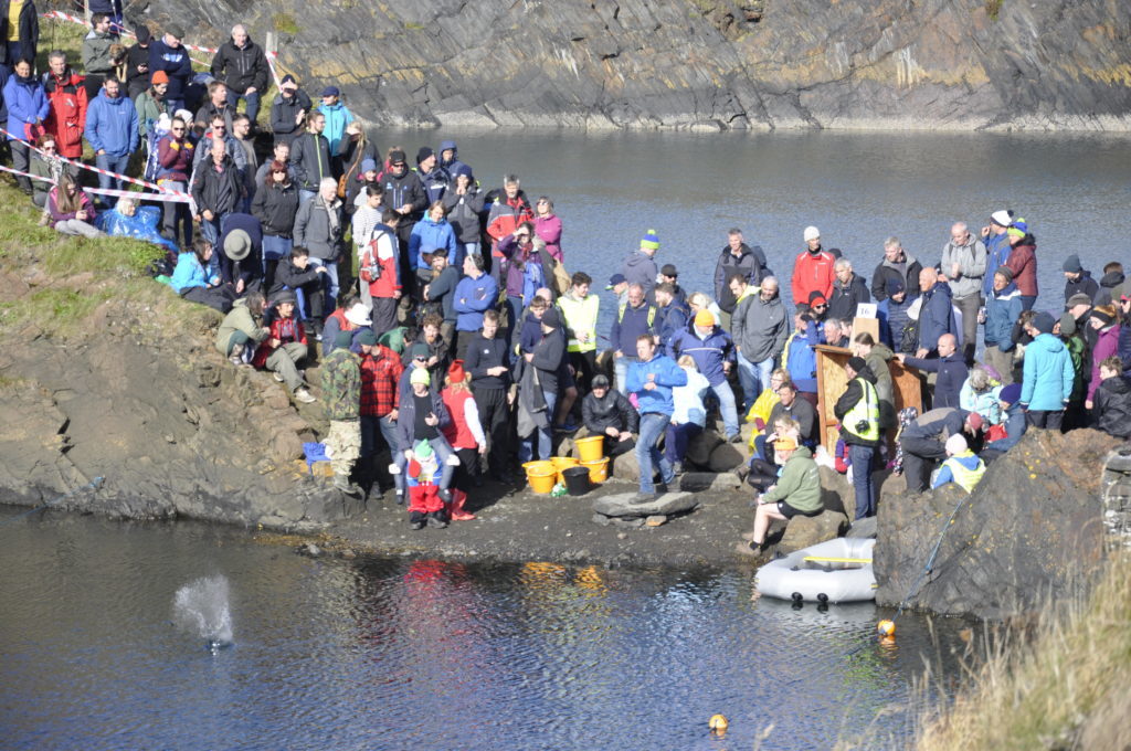 There were around 350 people who took part in the competition. 17_T39_StoneSkimming04