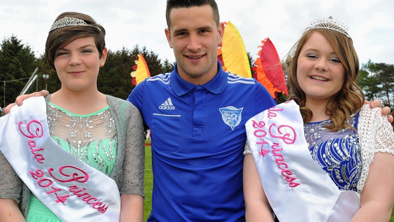 Peterhead FC star Dean Cowie with Lonside Gala Princesses Molly Irvine and Emily Robertson