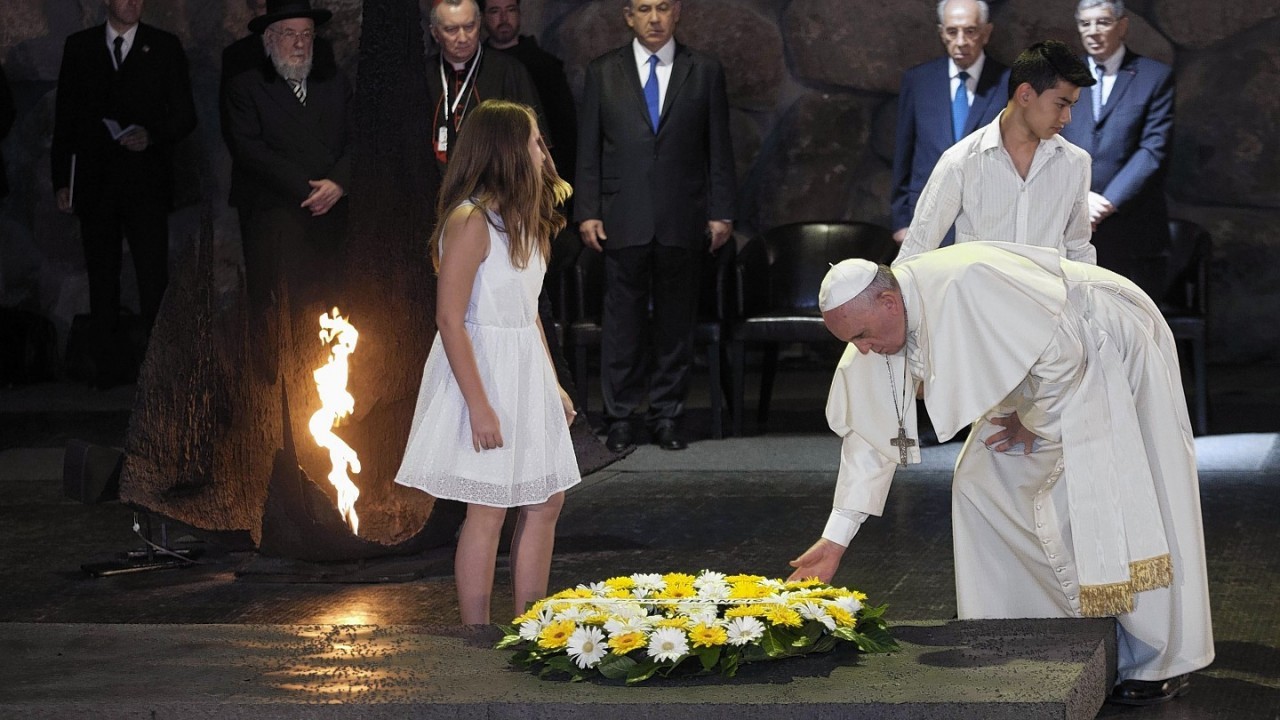 Pope Francis lays a wreath as Israel's President Shimon Peres and Israeli Prime Minister Benjamin Netanyahu stand at the Hall of Remembrance at the Yad Vashem Holocaust memorial, in Jerusalem