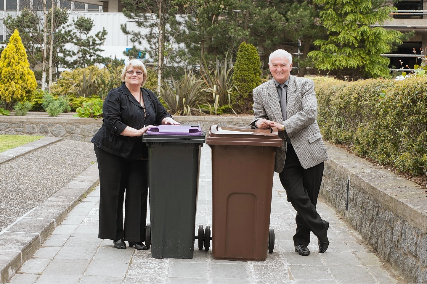 Officials are to visit the day before rubbish is due for collection to offer green advice