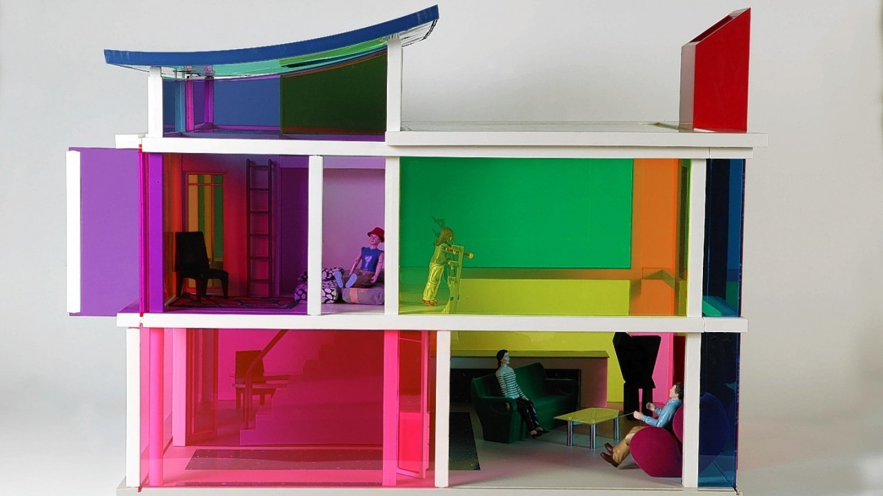 Kaleidoscope House with its multi-coloured translucent walls that are
filled with miniature replicas of Ron Arad, Cindy Sherman and
Barbara Kruger furniture and artworks, it is home to a design
conscious step-family living in the new millennium, and was designed by Laurie Simmons (the mother of Lena Dunham).