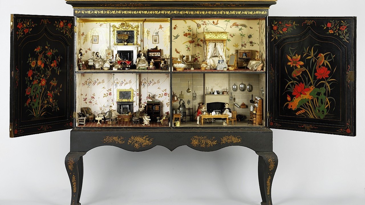 photo issued by the Victoria and Albert Musuem of the Killer House which was a gift from surgeon John Egerton Killer to
his wife and daughters in the 1830s, the Chinese-style cabinet is
lavishly appointed with gilded wallpapers, four-poster bed and
liveried servants