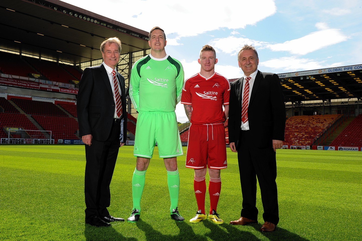 Saltire Energy chief executive Mike Loggie, left, joined Jamie Langfield, Jonny Hayes and George Yule after his company became Aberdeen's new sponsor