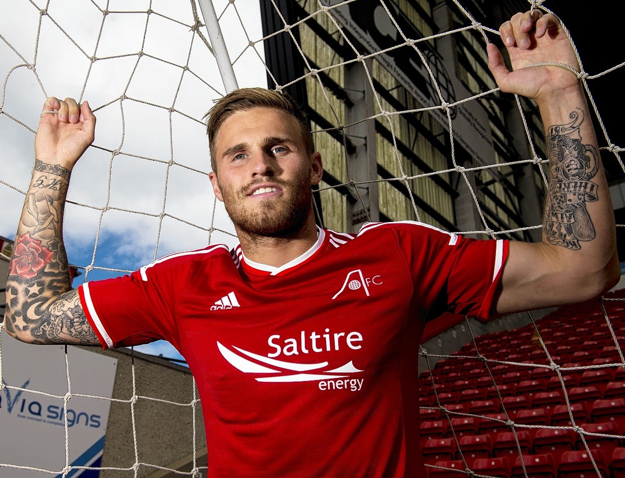 David Goodwillie has signed a new one year deal with Aberdeen