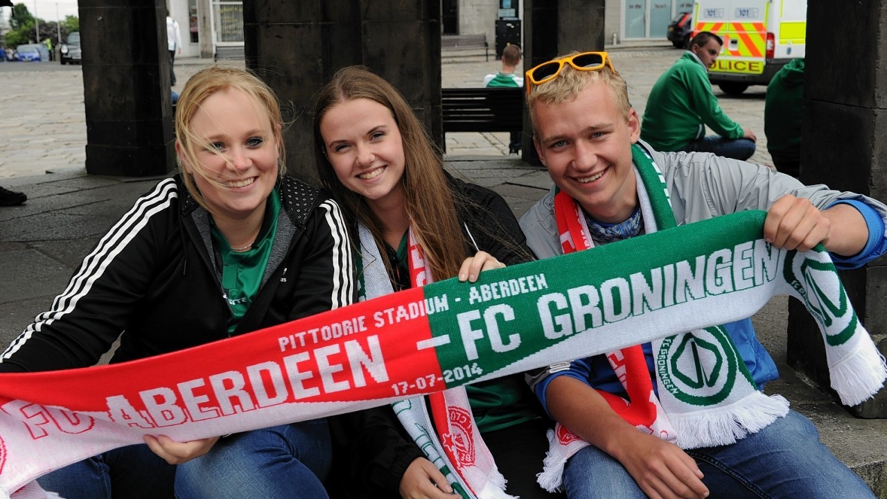FC Groningen fans at Mercat Cross. Credit Kami Thomson