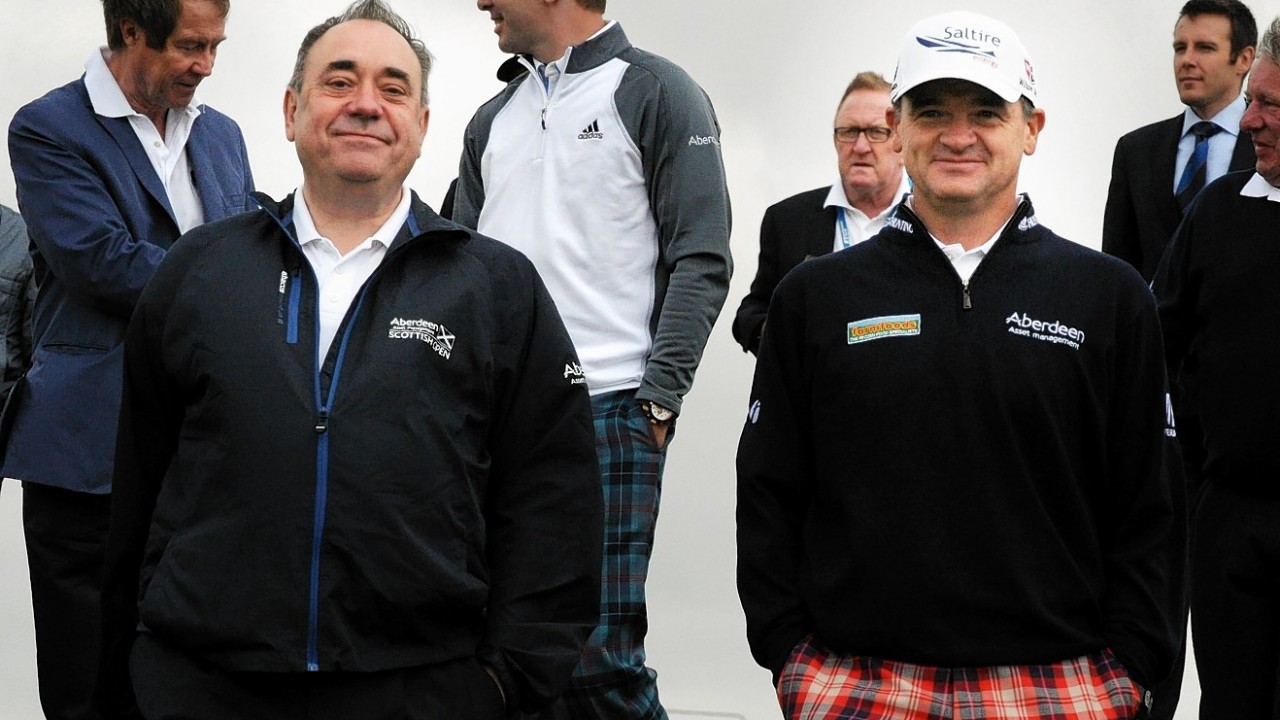 First Minister, Alex Salmond with Paul Lawrie at Murcar golf club, Aberdeen.
