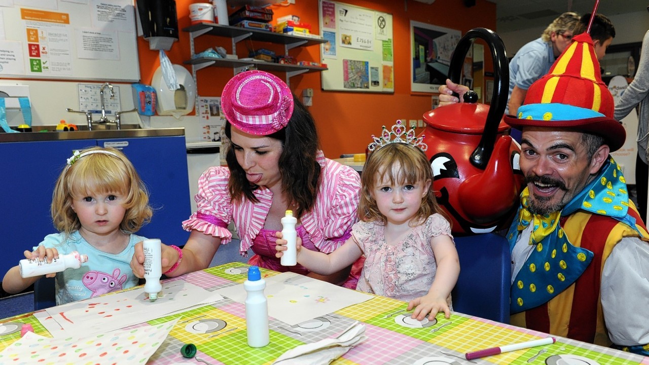 The Singing Kettle's Anya and Kevin visited the Royal Aberdeen Children's Hospital ahead of their shows at HMT