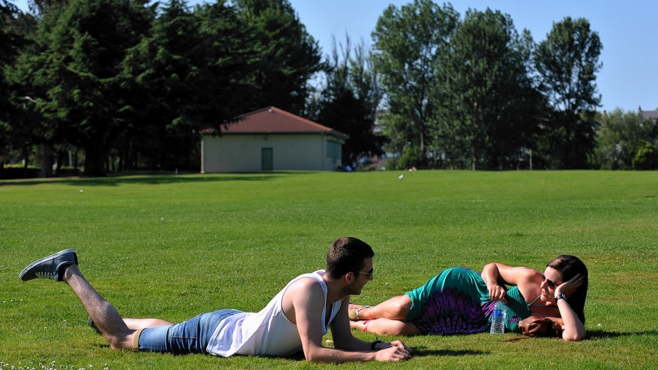 Shaun McKechnie and Michelle McKillop both from Elgin, enjoying the warm weather in Cooper Park, Elgin