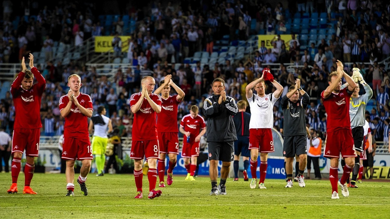 Derek McInnes leads out his players to applaud the travelling support after the final whistle