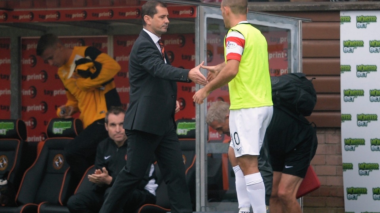 Dundee United manager Jackie McNamara and Hamilton boss Alex Neil shook hands after a 2-2 draw