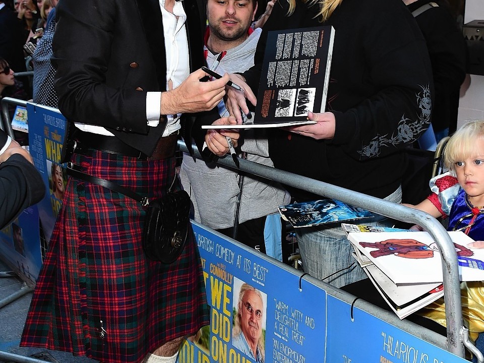 David Tennant took time to sign autographs for fans