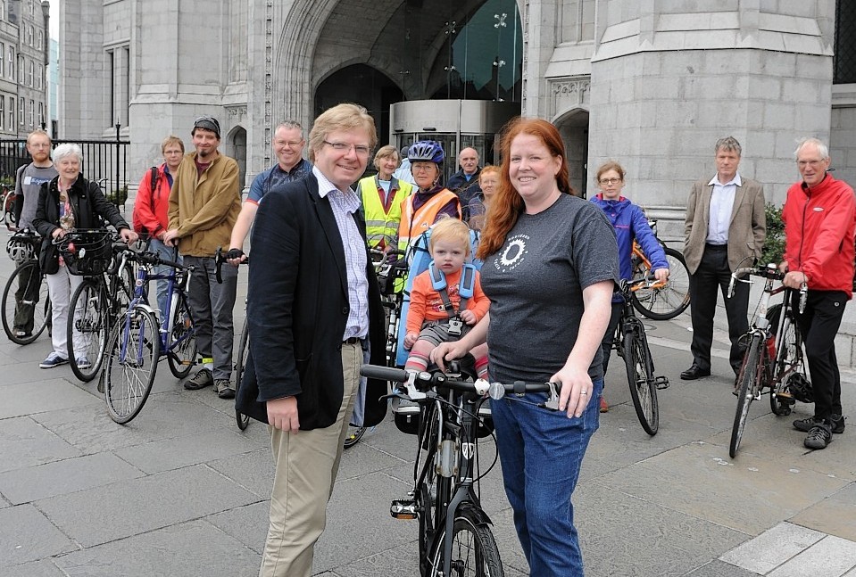 Aberdeen Cycle Forum's Jyll Skinner and daughter Jean, 13months with councillor Iain Yuill at Marischal College