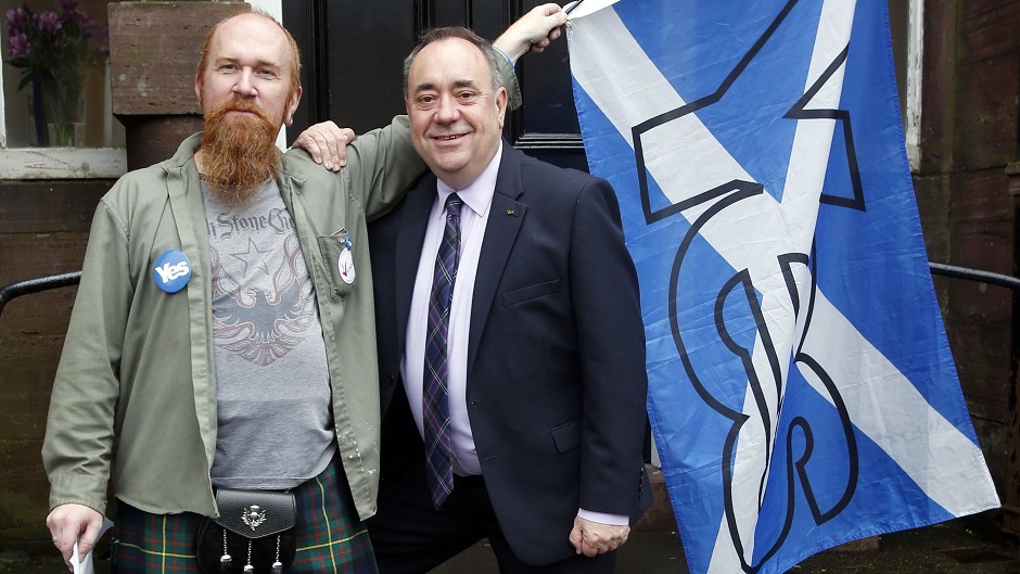 Scottish First Minister Alex Salmond is with a Yes supporter in Turriff