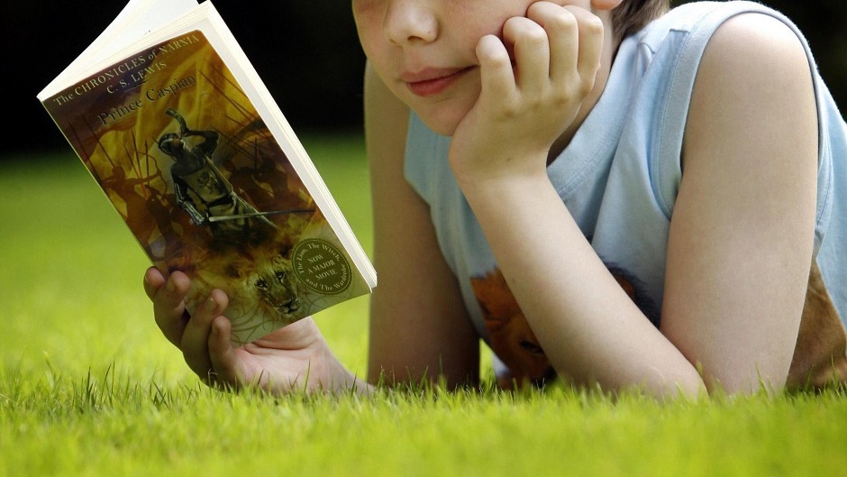 Progress in improving children's reading levels has been too slow, says a study
