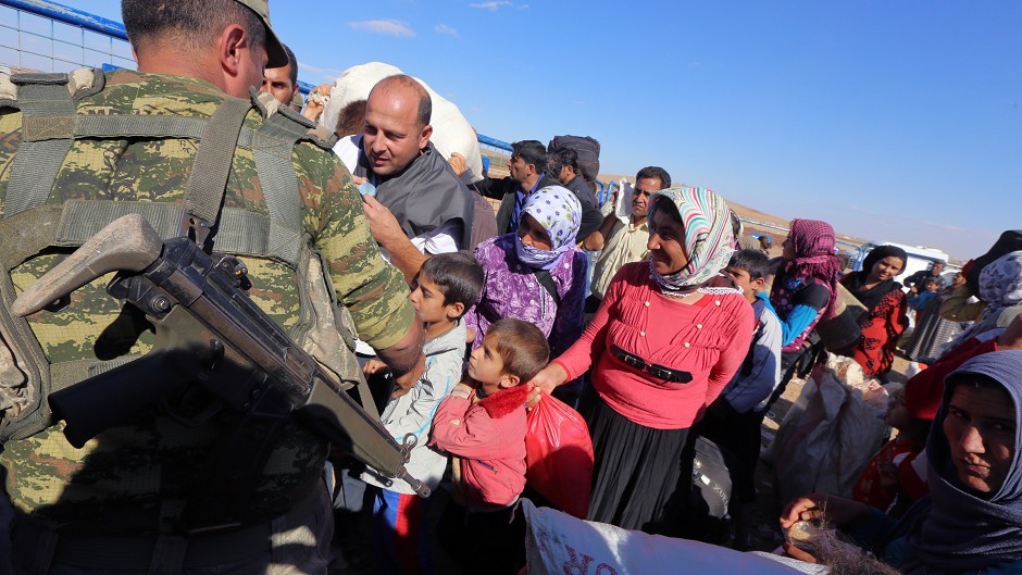 Syrian refugees arrive at the Turkish border near Suruc. (AP)