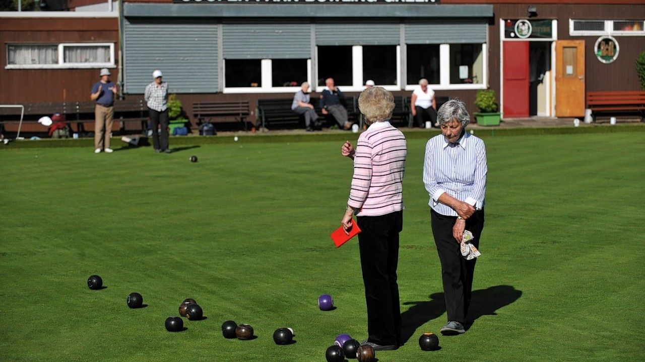 Cooper Park Bowling Green members enjoying the warm weather